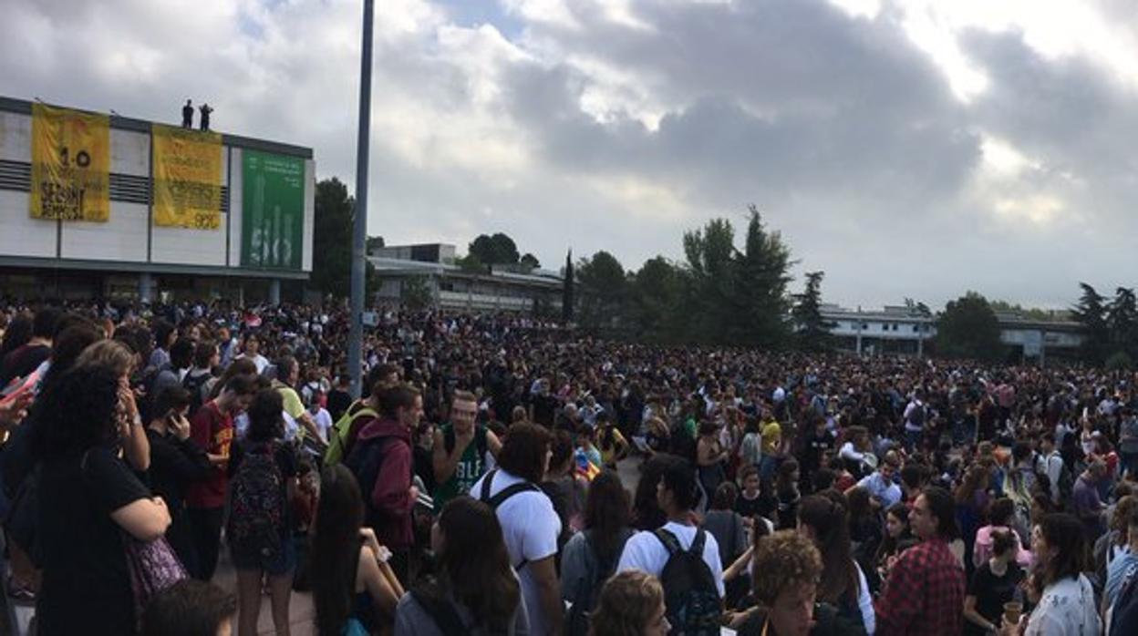 Estudiantes protestando esta mañana en la plaza civica de la Autònoma