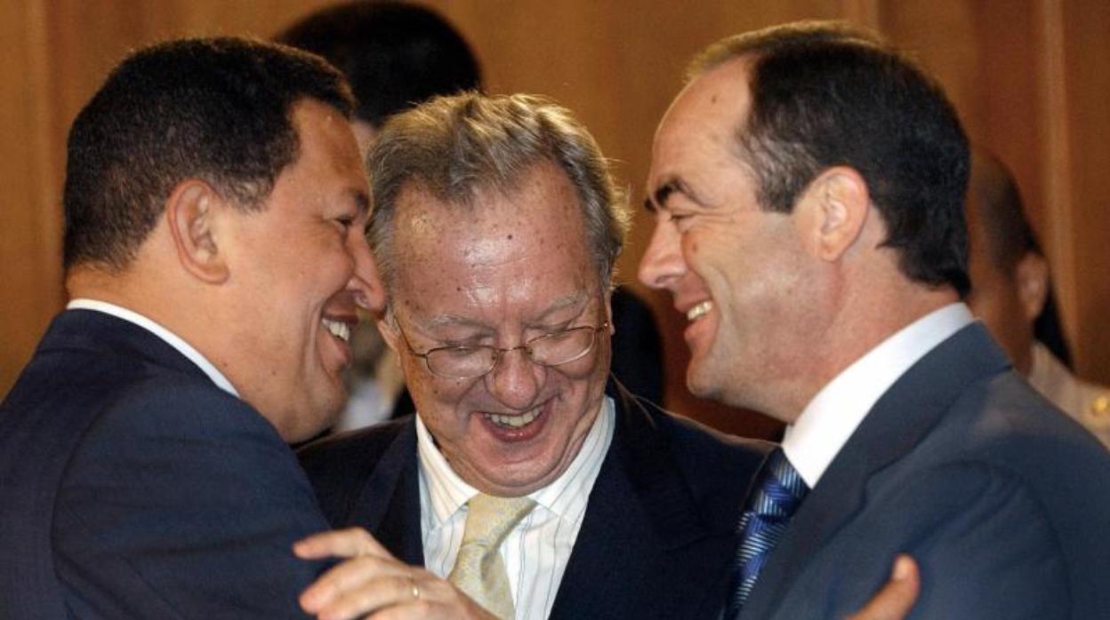 Morodo, junto a Hugo Chávez y José Bono en Miraflores en 2005