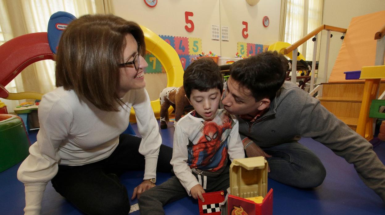 José Manuel Palomo y Sonia Romero con su hijo Álvaro en el Hospital San Juan de Dios