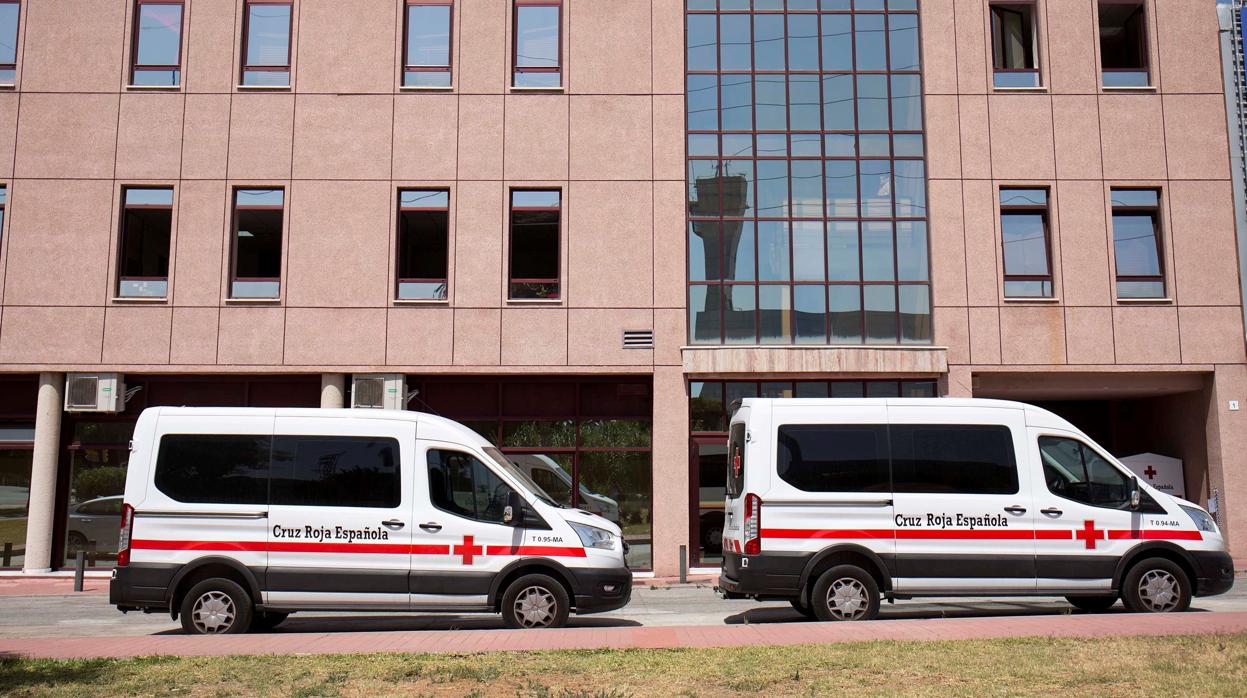 Dos ambulancias ante el Centro de Acogida, Emergencia y Derivación de Cruz Roja en Málaga