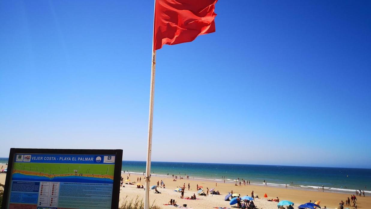 Bandera roja en la playa de El Palmar.