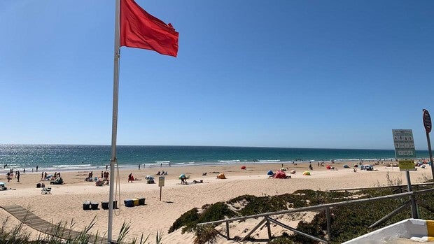 ¿Me puedo bañar en la playa de El Palmar con bandera roja?