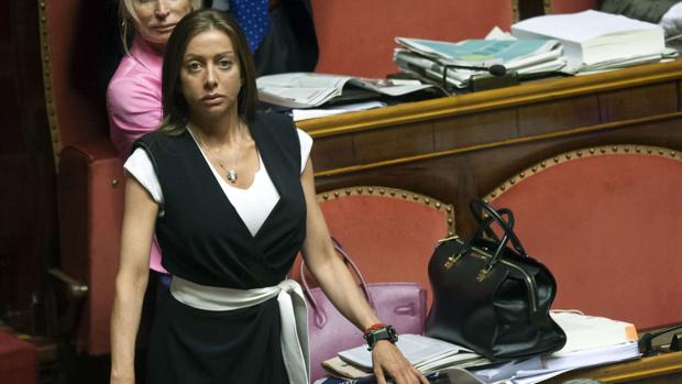 La asistenta de Berlusconi lo traiciona en el Senado votando a Conte