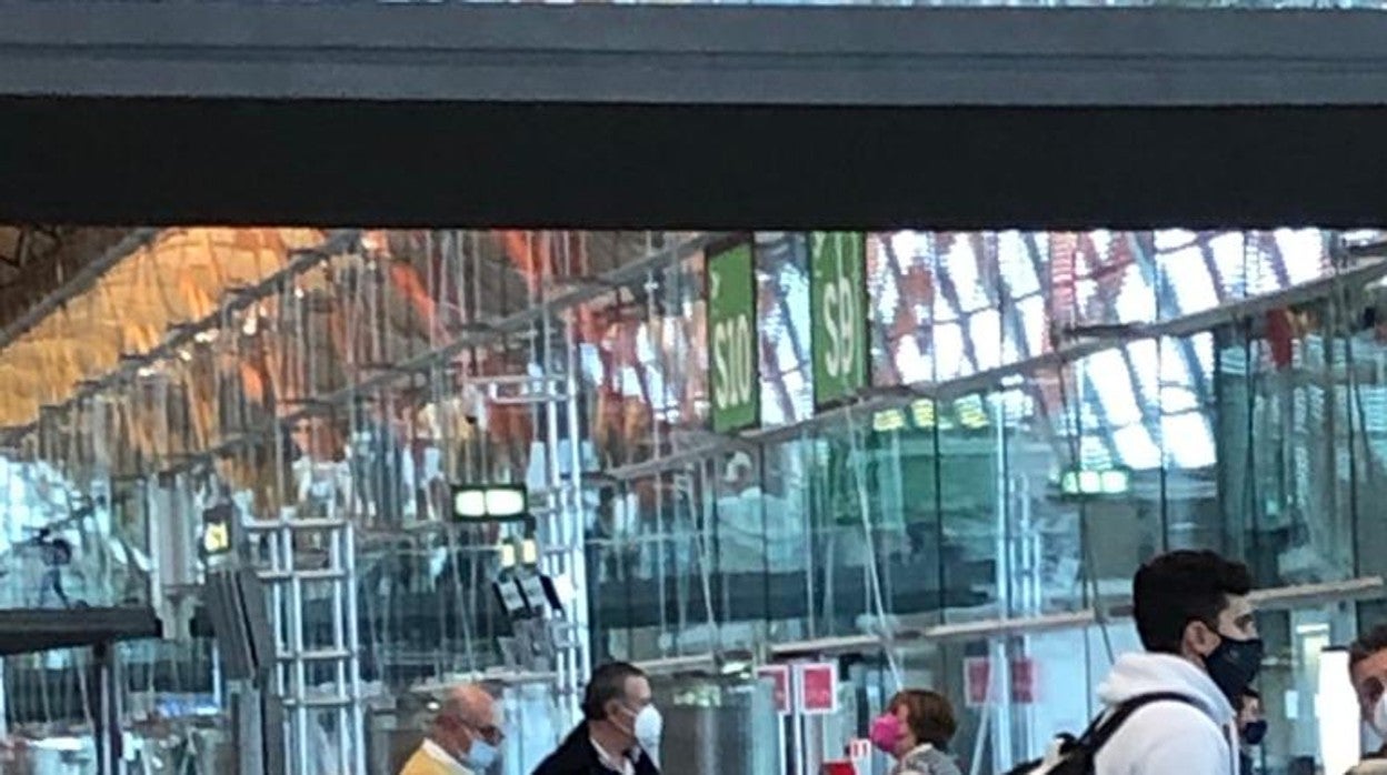 El diplomático Juan Fernández Trigo, el pasado 22 de enero, antes de embarcar en el vuelo de Plus Ultra con destino a Caracas