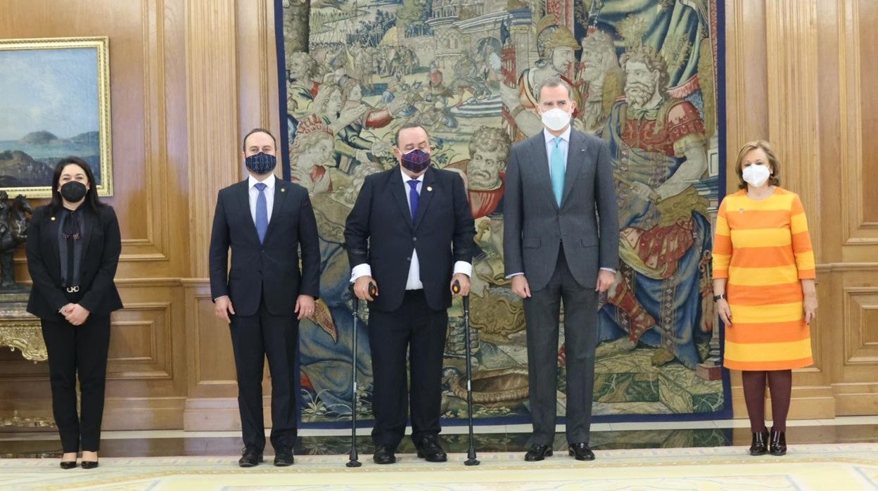 El Rey, junto al presidente de Guatemala, Alejandro Giammattei, en Zarzuela