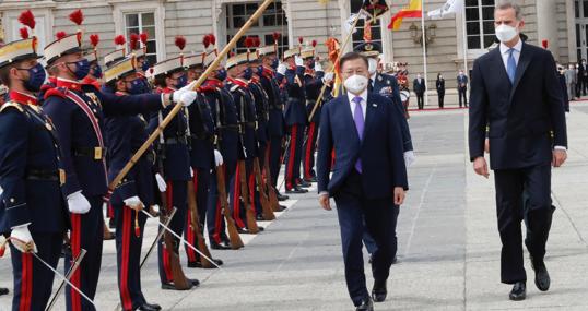 El Rey y el presidente coreano, Moon Jae-in, pasaron revista a un batallón de la Guardia Real