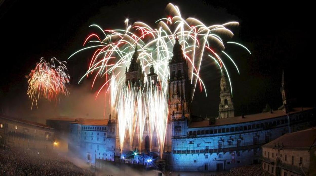 Espectáculo de luz y sonido de los fuegos del Apóstol en la plaza del Obradoiro de Santiago de Compostela