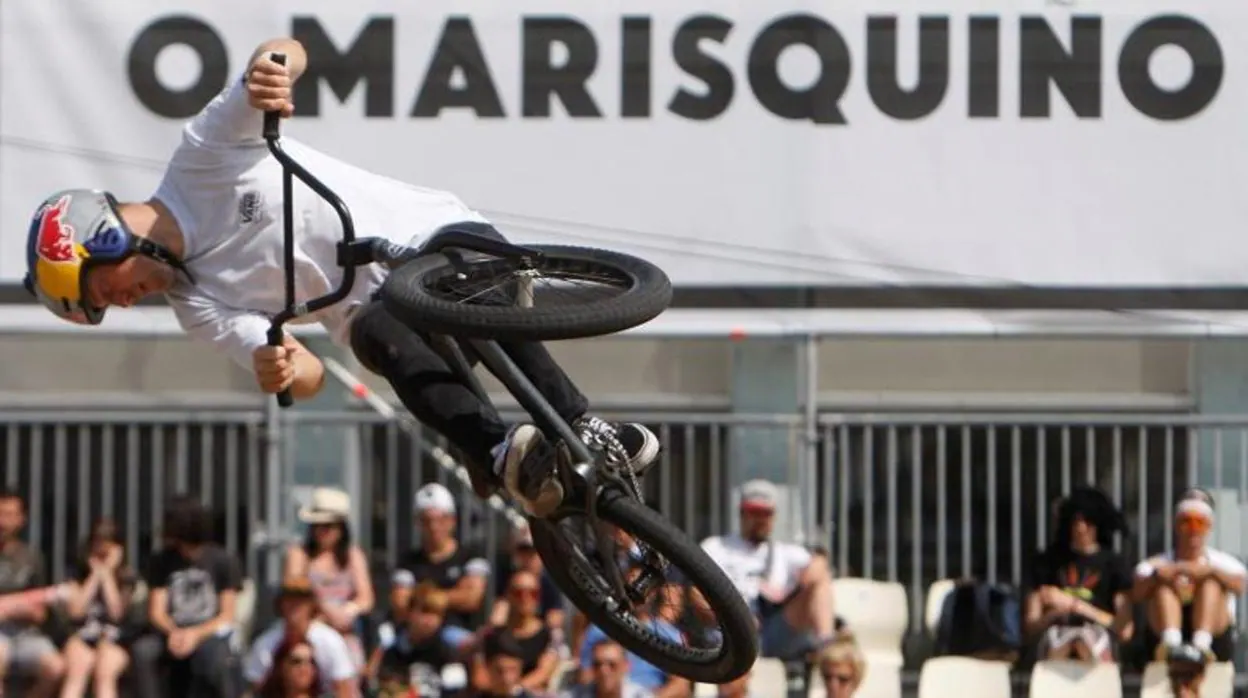 Un ciclista de BMX compite durante el evento de cultura urbana y deportes extremos 'O Marisquiño'