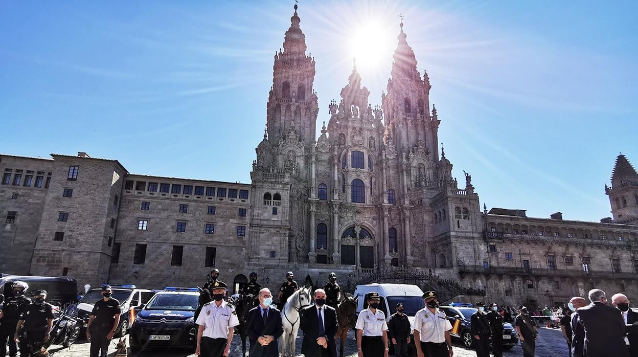 El alcalde de Santiago junto al director general de la Policía Nacional y varios integrantes del cuerpo desplegados en la Plaza do Obradoiro, Santiago