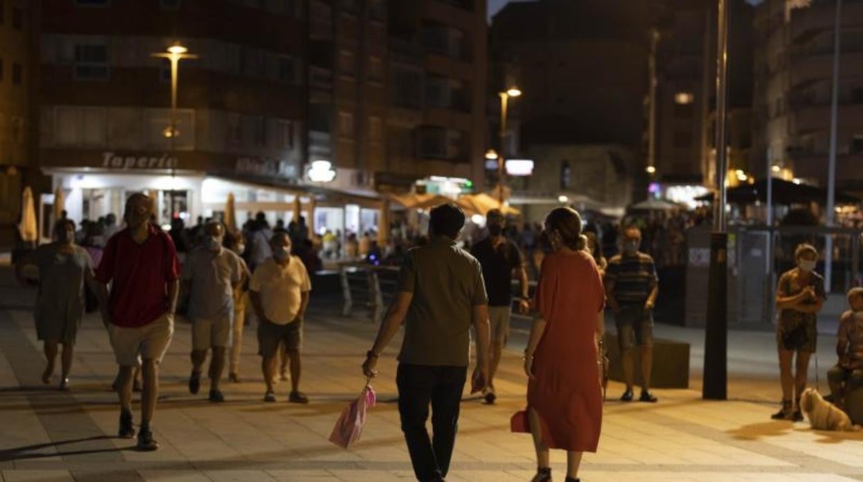 Varias personas pasean en Sansenxo, a 16 de julio de 2021, en Pontevedra, Galicia