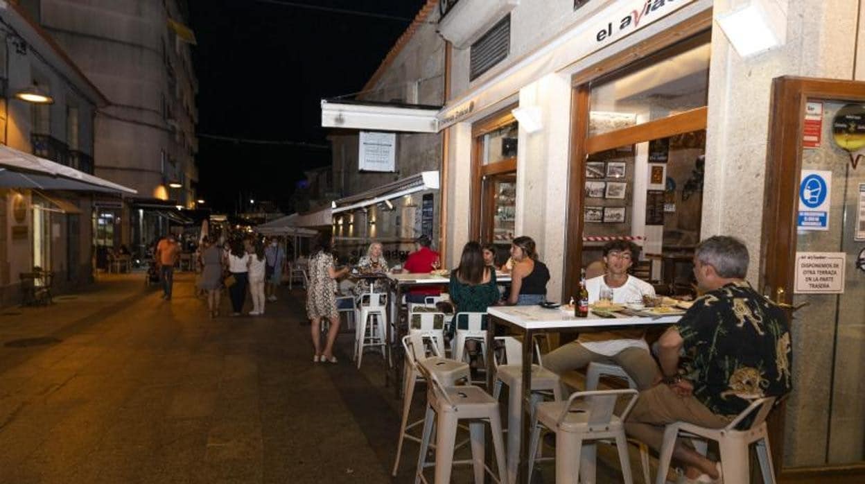 Personas consumen en las terrazas de establecimientos de Sanxenxo (Pontevedra)