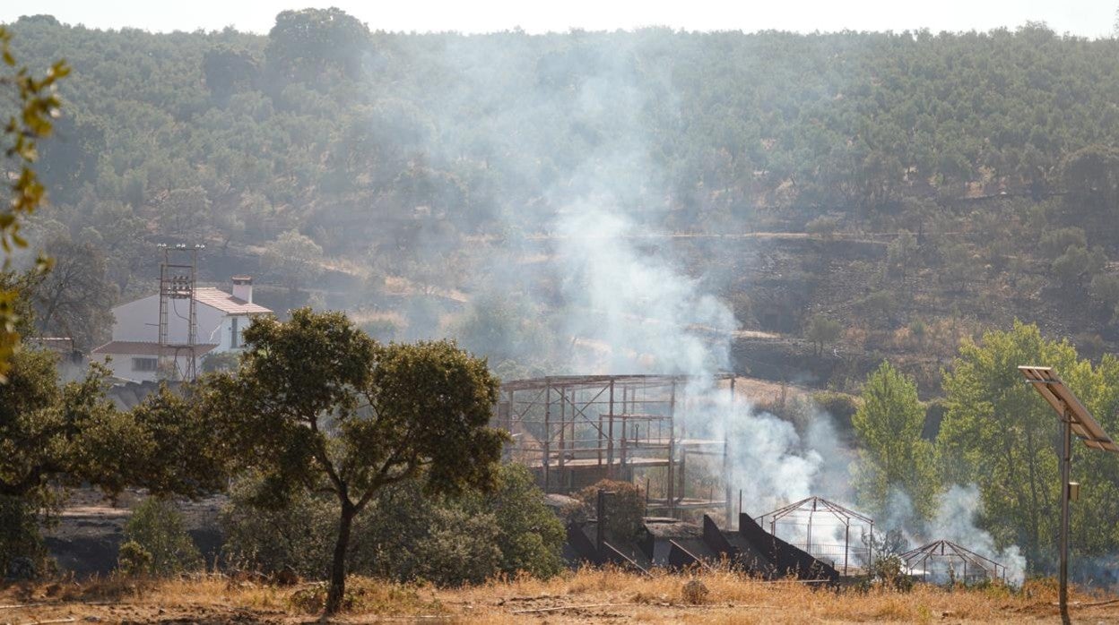 Nave agrícola afectada por las las llamas en el incendio de Alcaracejos