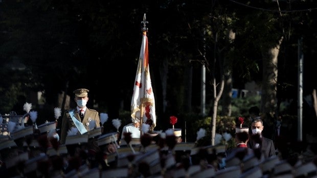 Vivas al Rey y a las Fuerzas Armadas en el primer desfile militar tras la pandemia