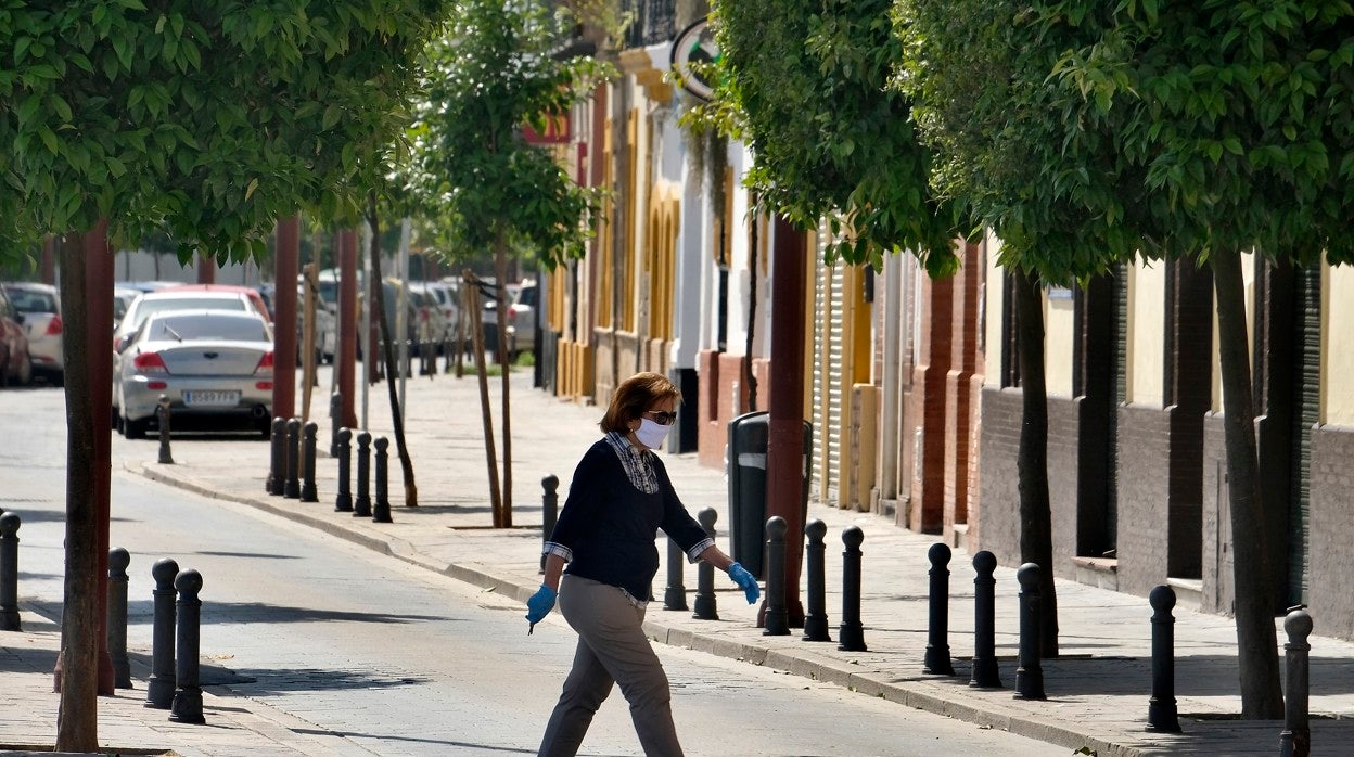 Una viandante atraviesa la calle Betis, que será peatonal