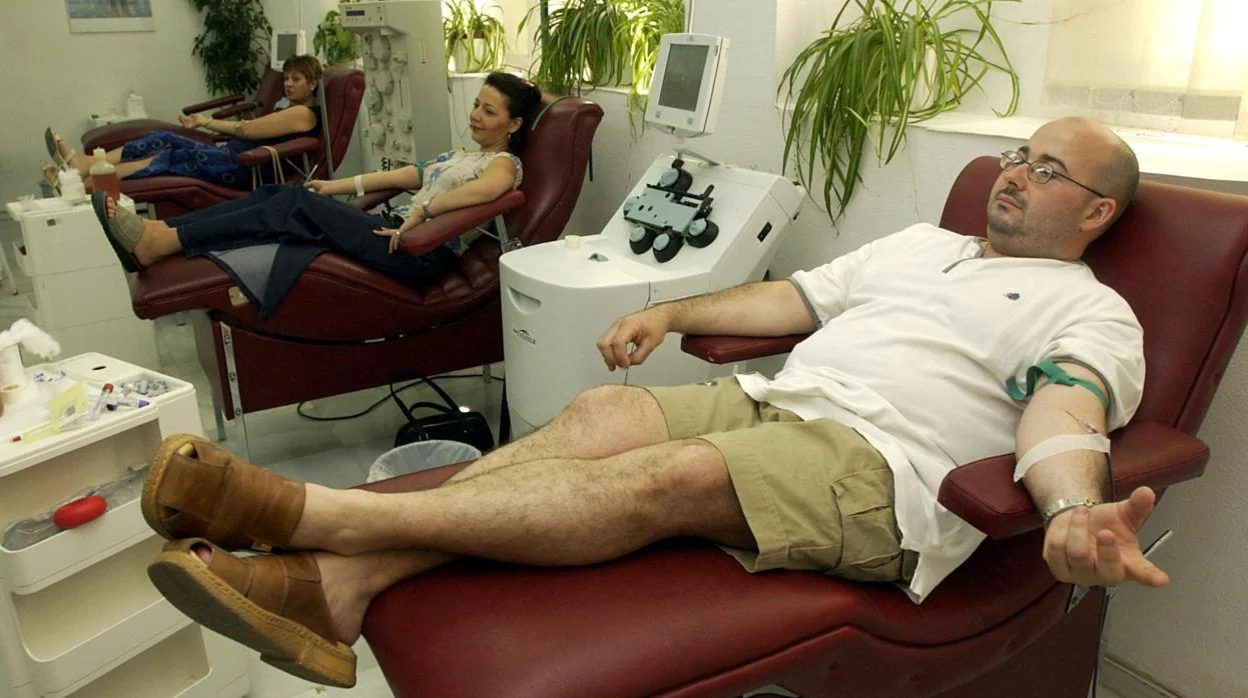 Varias personas donan sangre en el Centro de Transfusión de Sevilla