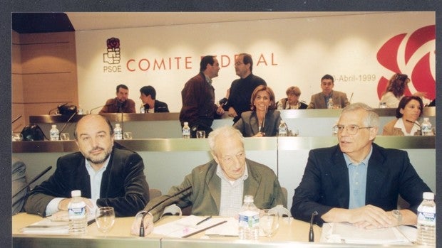 El PSOE debatió en 1998 declarar «ilegítima» y «cuasi golpista» la victoria de Aznar