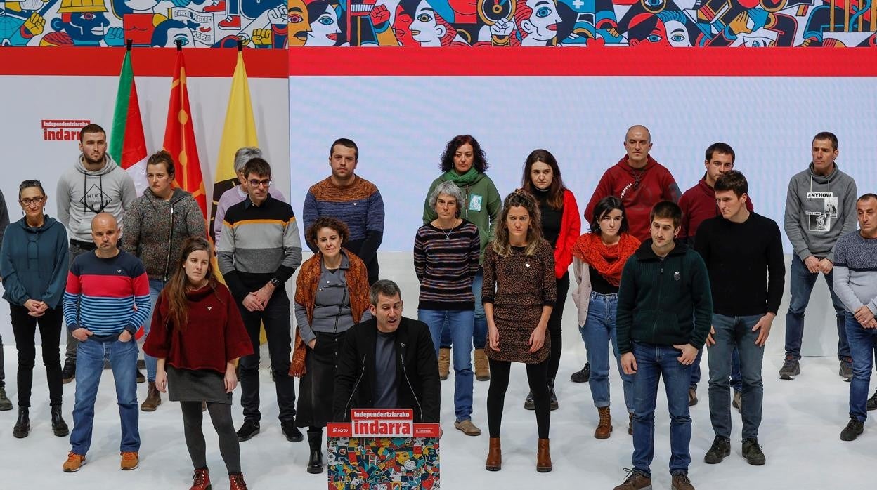 Foto de familia de la nueva dirección de Sortu, con tres exetarras