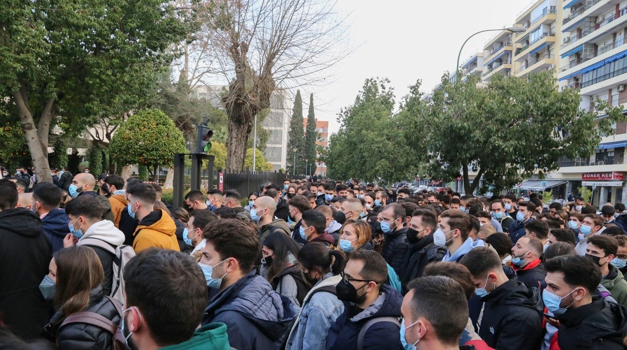 1.600 personas se han examinado este sábado en Sevilla de la parte teórica