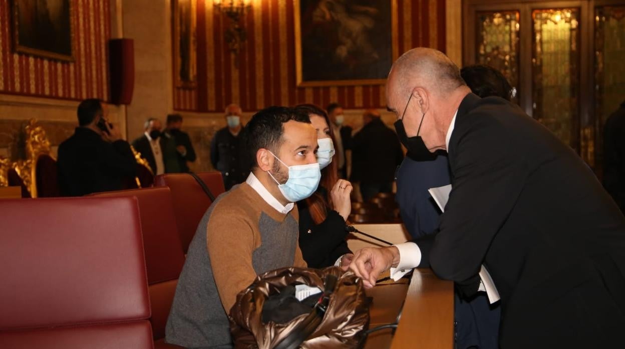 Daniel González Rojas, de Adelante Sevilla, conversa con el alcalde, Antonio Muñoz