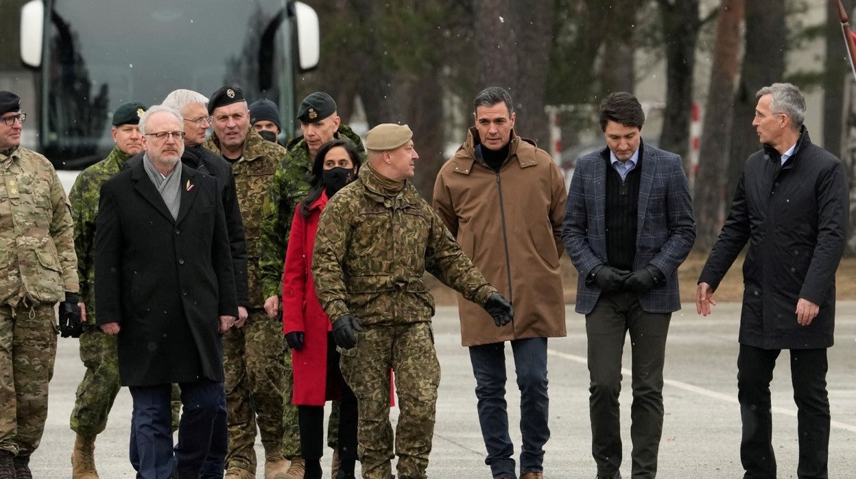 Pedro Sánchez, junto a Trudeau, Stoltenberg y Karins