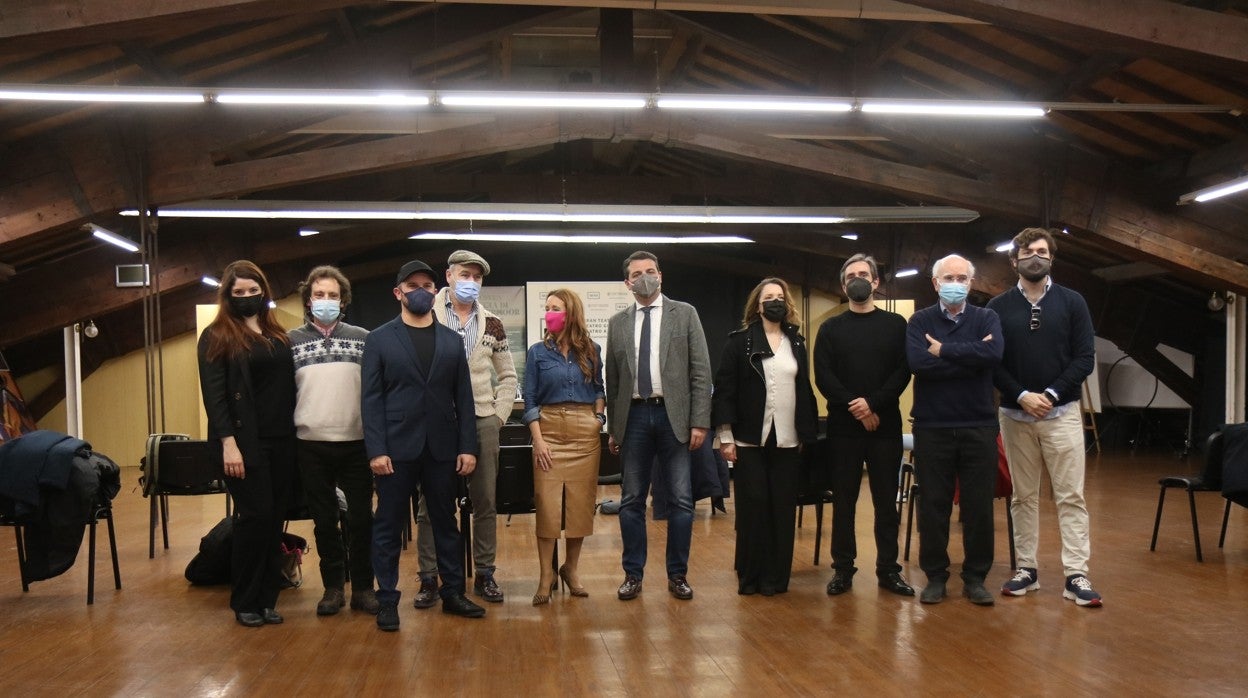 Participantes en la representación, con el alcalde de Córdoba