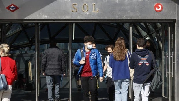 Manual de uso para el primer día sin mascarillas en interiores: ¿dónde es obligatoria y dónde no?