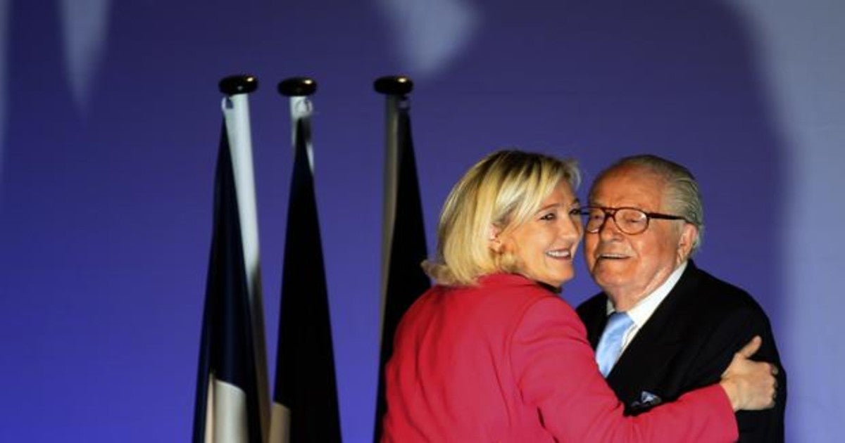 La líder ultraderechista Marine Le Pen abraza a su padre Jean-Marie Le Pen, en una imagen de 2014