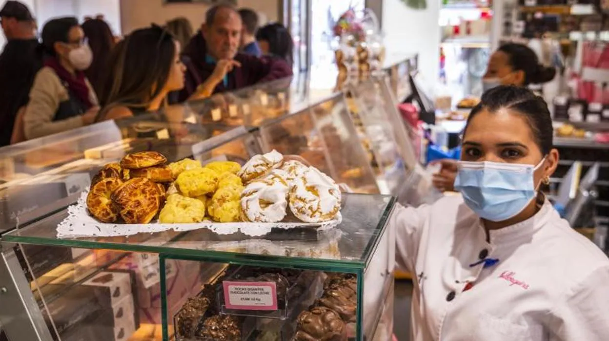 Pastelería La Mallorquila de Madrid. En primer plano sus rosquillas de San Isidro: tontas, listas y de Santa Clara