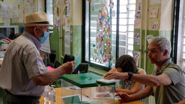 La participación a las 18 horas alcanza el 44,5 %, 2 puntos menos que en 2018