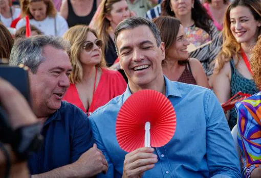 El presidente del Gobierno, Pedro Sánchez, y el candidato del PSOE a la presidencia de la Junta de Andalucía, Juan Espadas.