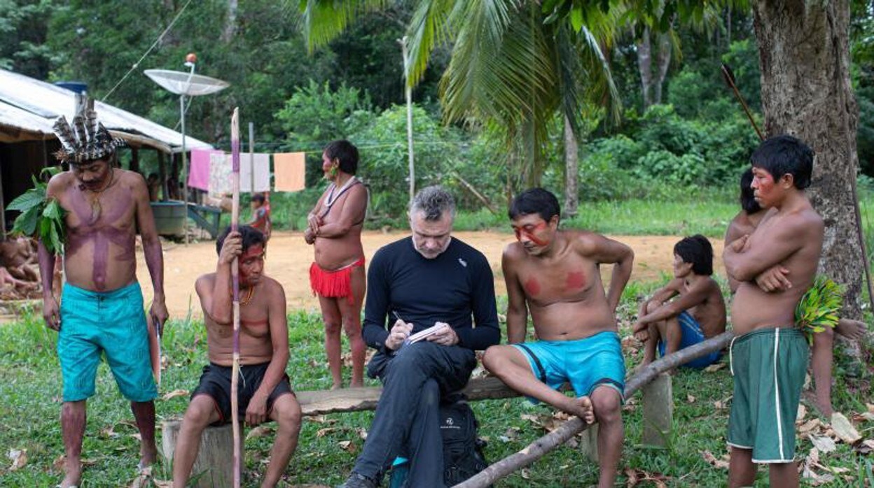 El periodista británico toma notas mientras habla con indígenas del estado Roraima, en el corazón del Amazonas