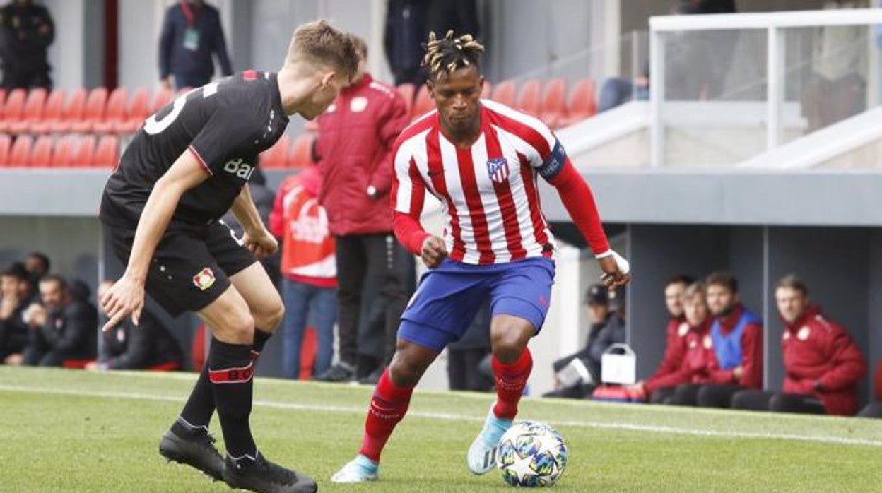 El extremo Cedric Teguia durante un partido con el Atlético de Madrid