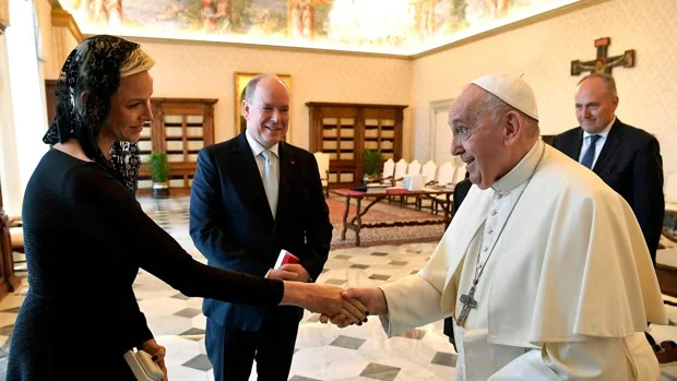 El Papa consigue arrancar dos sonrisas a la Princesa Charlene de Mónaco