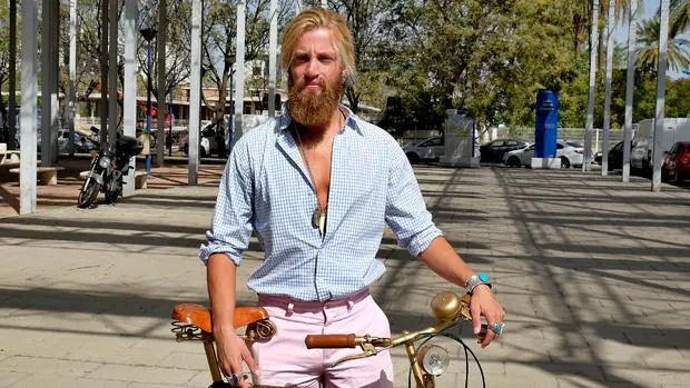Álvaro Requerey utiliza su «famosa» bicicleta como medio de transporte siempre que le es posible