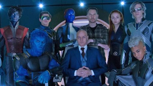 Singer junto al reparto de X-Men Apocalipsis en una foto con los trajes de los cómics