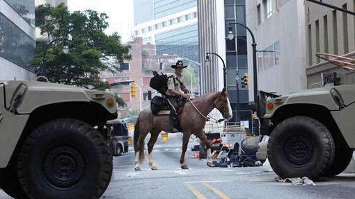 Cuando Rick visita Atlanta, la ciudad esta llena de material militar ¿se lo han llevado ya todo?