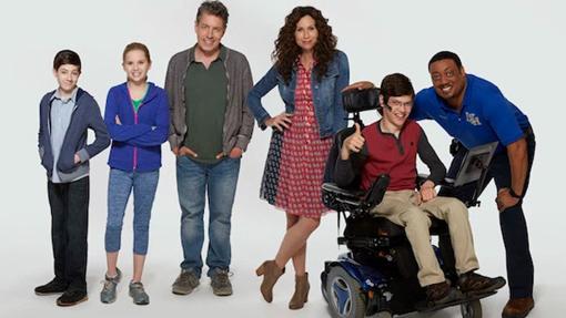 La familia protagonista de Speechless y el ayudante de J.J.