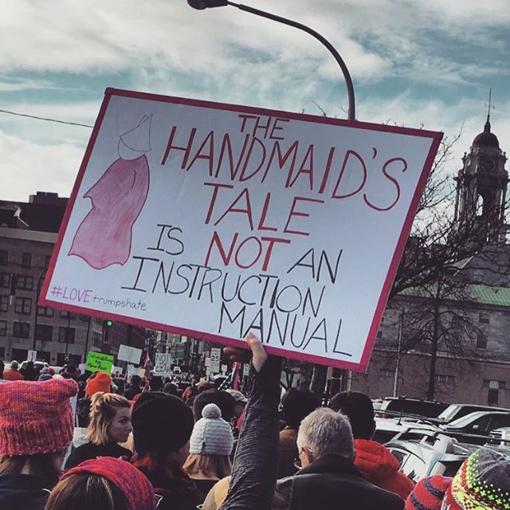 Una pancarta manifestantes anti-Trump