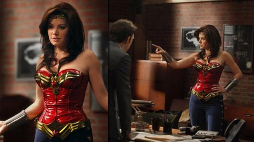 Erica Durance como Wonder Woman en Harry´ Law