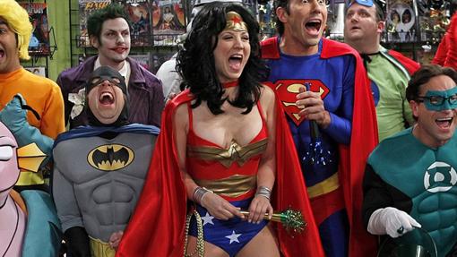 Penny de The Big Bang Theory también se ha disfrazado de Wonder Woman en TV y no es la única. Otras que lo han hecho han sido Emily Deschanel en Bones y algunos personajes animados como la Lois de Padre de Familia