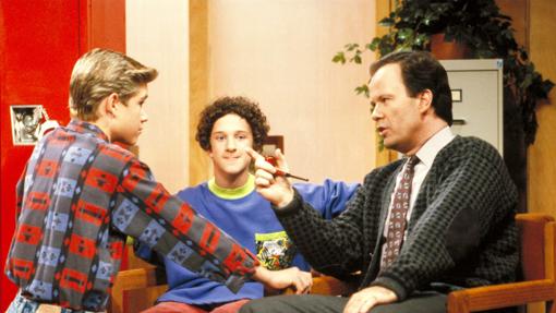 Zach Morris (i), Screech (c) y el señor Belding (d).