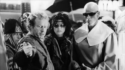 Ridley Scott dirige a algunos actores durante el rodaje de 'Blade Runner'.