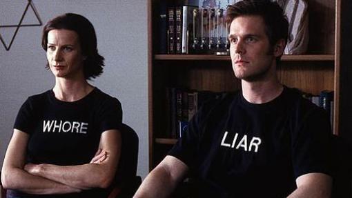 Rachel Griffiths y Peter Krause en una escena de 'A dos metros bajo tierra'.