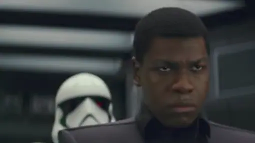 Finn (John Boyega) vuelve a vetirse de soldado imperial.