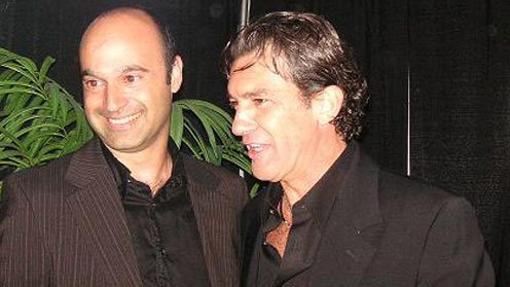 Joaquín Perles (i), junto a Antonio Banderas.