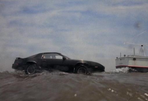 Kitt es el coche fantástico. En la imagen lo vemos rodando por el agua en busca del tesoro perdido de Cádiz.