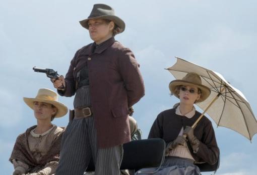 Merritt Wever (Mary Agnes) y Callie Dunn (Tess Frazer) en 'Godless', la serie de Netflix.