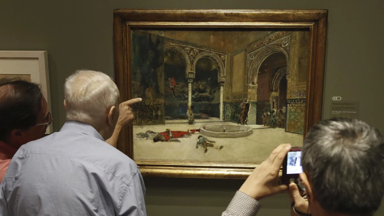 Unos visitantes contemplan una obra de Mariano Fortuny