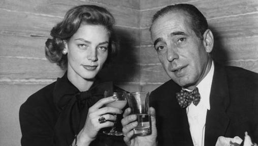 Lauren Bacall y Humphrey Bogart tomando una copa.