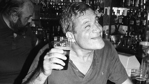 Oliver Reed, posando con una cerveza en la mano.